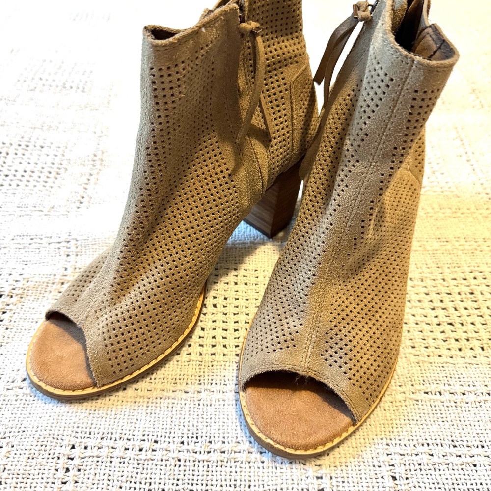 Toms Suede Leather Zipper Taupe Light Brown Tan Heeled Ankle Boots Bootie Size 8